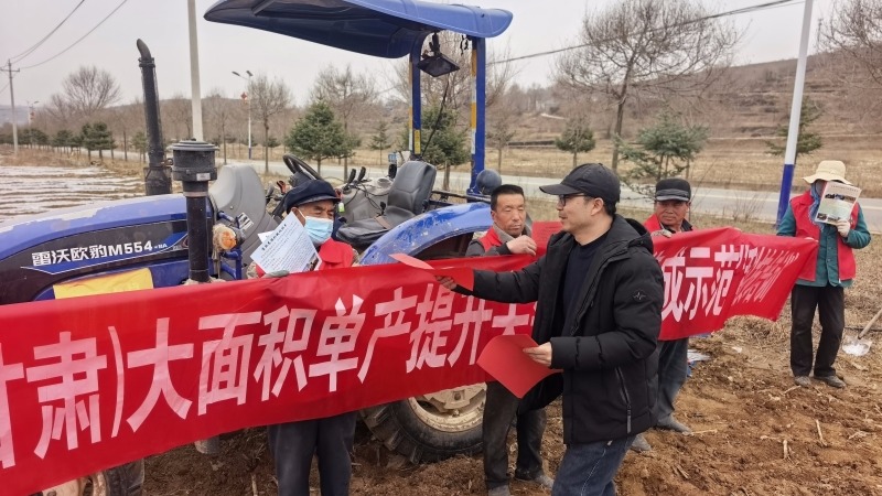 作物所在积石山县居集镇举办油菜全膜精播技术科技培训会